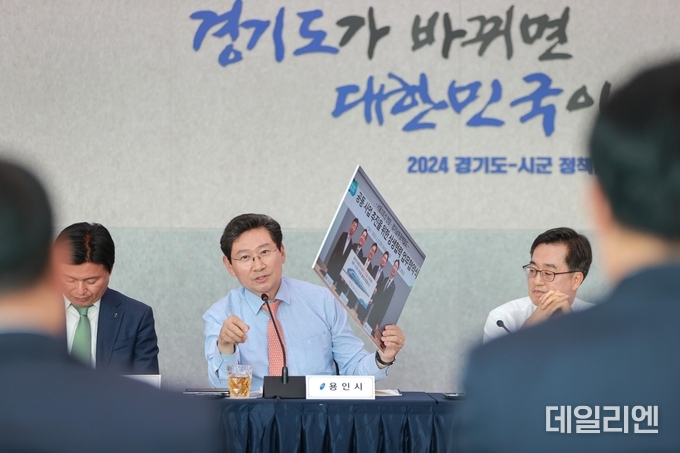 이상일 용인특례시장이 지난해 11월 11일 경기도청에서 열린 정책간담회에서 발언하고 있다.