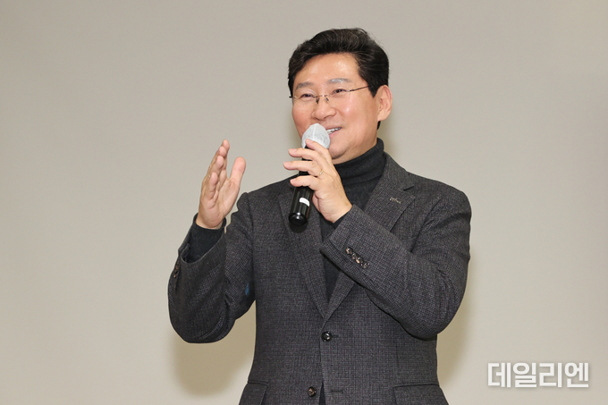 이상일 용인특례시장은 17일 오후 용인시청 미래관에서 열린 청년네트워크 발대식에 참석해 축사를 하고 있다.