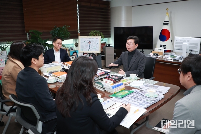 이상일 용인특례시장이 여운홍 K-GTSEC센터장과 만나 반도체산업 인재 양성 방안에 대해 논의하고 있다.