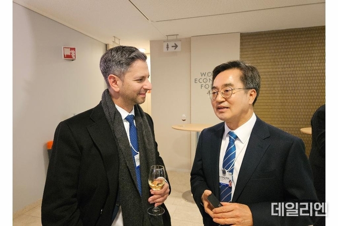 지난 20일 다보스 세계경제포럼(WEF) 연례회의에 참석한 김동연 경기도지사가 애덤 골드스타인 아처 에바에이션CEO와 환담을 하고 있다.