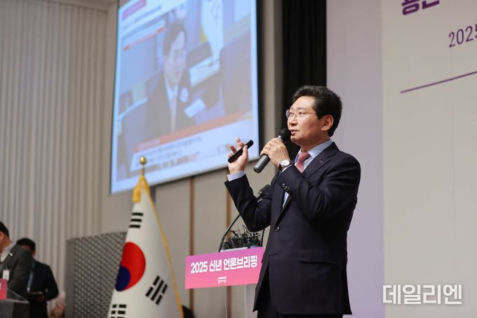  이상일 용인특례시장은 22일 기흥ICT밸리에서 열린 신년 언론브리핑에서 경기남부광역철도 사업에 대한 의견을 밝히고 있다.