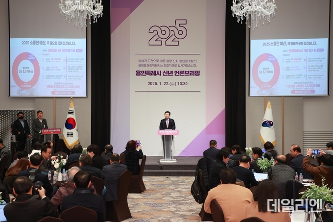  이상일 용인특례시장은 22일 기흥ICT밸리에서 신년 언론브리핑을 열고 그동안의 성과를 발표하고 올 한해 시정 운영 방향과 비전을 밝히고 있다.