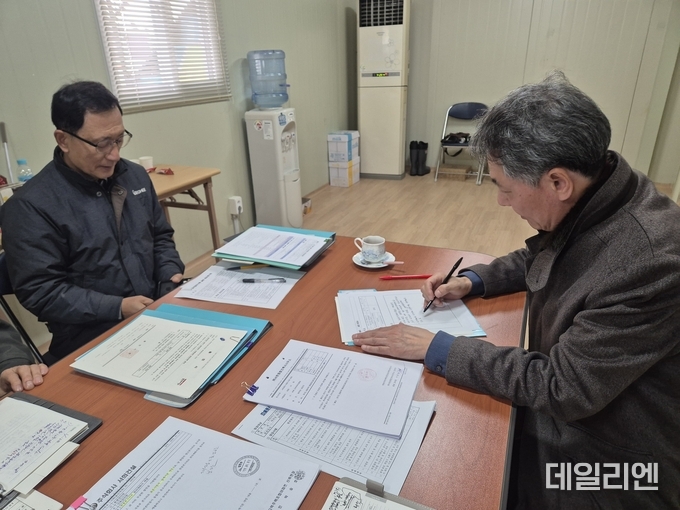 용인특례시 관계자가 관내 대규모 건축 공사 현장을 방문해 임금과 공사대금 체불 여부를 살피고 있다.