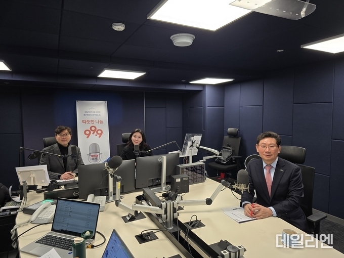 이상일 용인특례시장이 10일 OBS라디오에 출연해 시민의 생활과 직결된 문제와 반도체산업의 전망 등에 대해 이야기하고 있다.