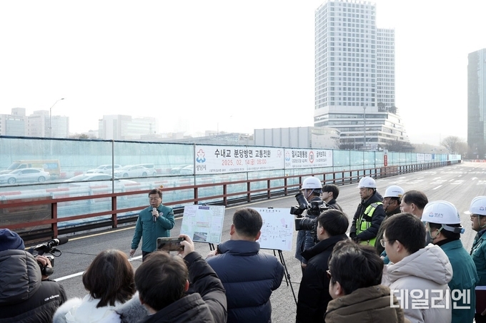 신상진 성남시장이 14일 수내교 분당방향 4차로 임시도로 개통 전 현장에서 브리핑을 하고 있다.