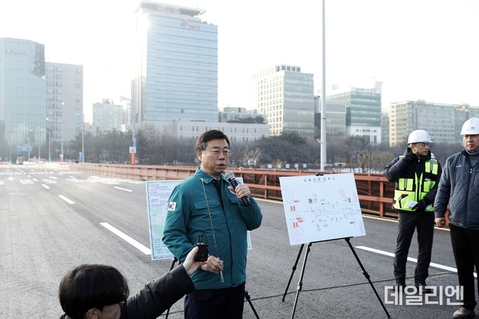신상진 성남시장이 14일 수내교 분당방향 4차로 임시도로 개통 전 현장에서 브리핑을 하고 있다.