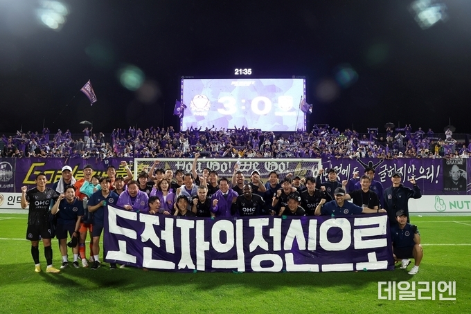 2024년 7월 8일 안양종합운동장에서 FC안양이 천안시티FC에 3대 0으로 승리하고 기념사진을 찍고 있다.j