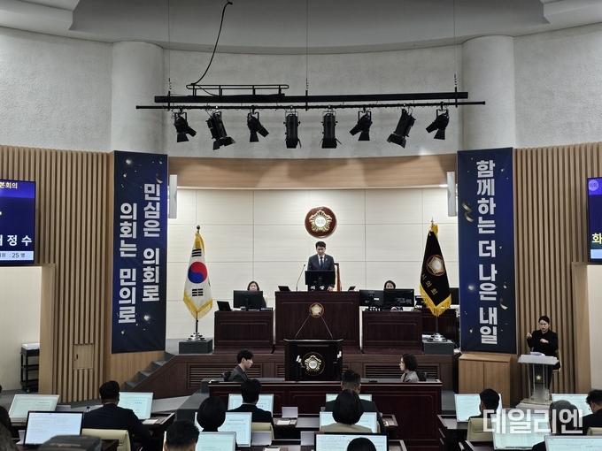 화성특례시의회 배정수 의장이 제239회 임시회 개회사를 하고 있다.