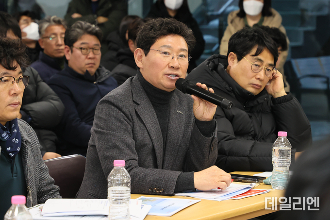 이상일 용인특례시장이 17일 경남아너스빌 디센트 건설 현장을 방문해 공사관계자와 입주예정자들과 간담회를 진행하고 있다.