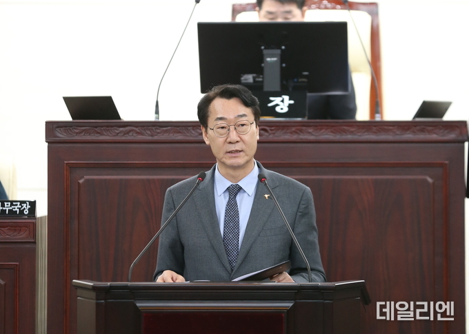 정명근 화성시장은 18일 제239회 화성특례시의회 제1차 임시회에서 2025년 시정연설을 하고 있다.