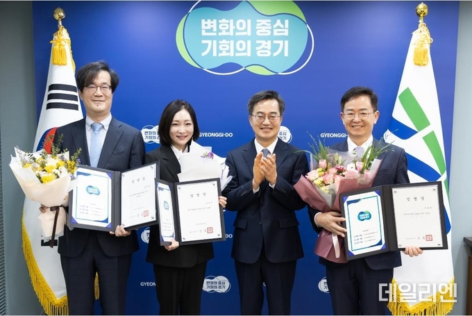 김동연 경기도지사가 24일 오전 중앙협력본부에서 경기도 공공기관장 임명장(왼쪽부터 김현삼 경기도미래세대재단 대표이사, 유정주 경기문화재단 대표이사,김동연 경기도지사,이용빈 경기복지재단 이사장) 수여 후 기념촬영을 하고 있다.