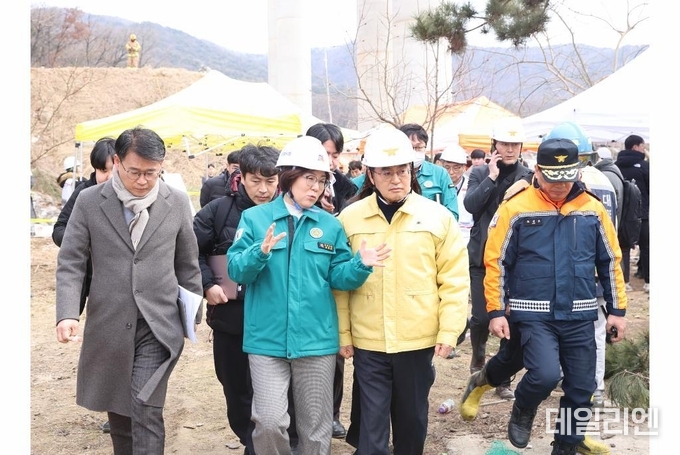김동연 경기도지사와 김보라 안성시장이 25일 안성 고속도로 공사현장 교량상판붕괴현장을 방문해 사고상황을 점검하고 있다.