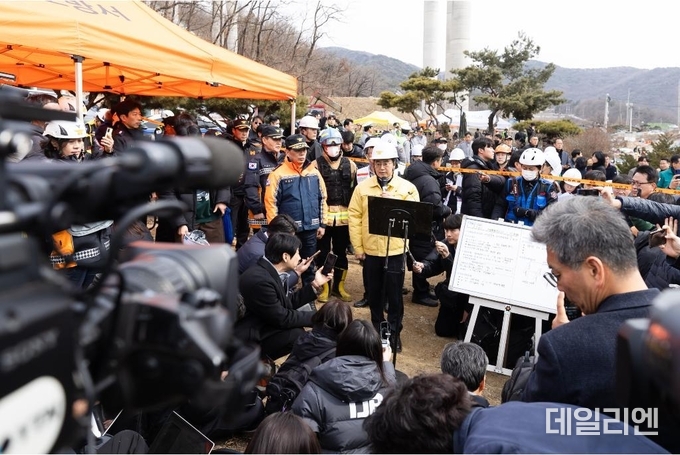 김동연 경기도지사가 25일 오후 안성시 고속도로 공사현장 교량상판붕괴현장을 방문하여 현황 브리핑을 하고 있다.