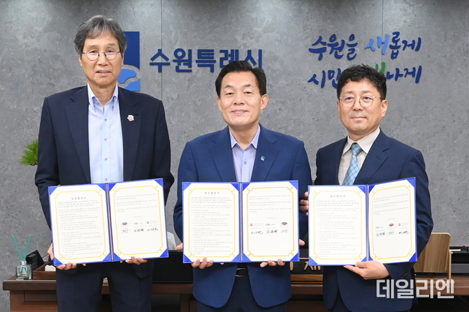 지난해 7월 이재준 수원시장(가운데, 수원시자원봉사센터 이사장)과 최순호 수원FC 단장, 김상연 수원경제정의실천시민연합 공동대표가 새벽빛 장애인 야학 지원을 위한 업무협약 후 기념촬영을 하고 있다.
