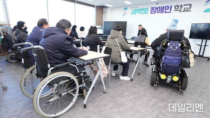 새벽빛 장애인학교 새 교실에서 신승우 교장이 훈화를 하고 있다.