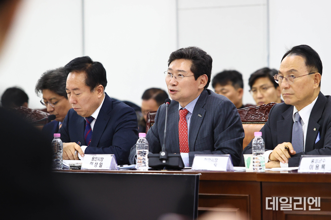 2024년 12월 12일 이상일 용인특례시장이 국토교통부 세종청사 대회의실서 열린 '제7차 국가산단 범정부 추진지원단 회의'에서 '용인 첨단시스템반도체 국가산업단지' 성공을 위한 의견을 제안하고 있다.