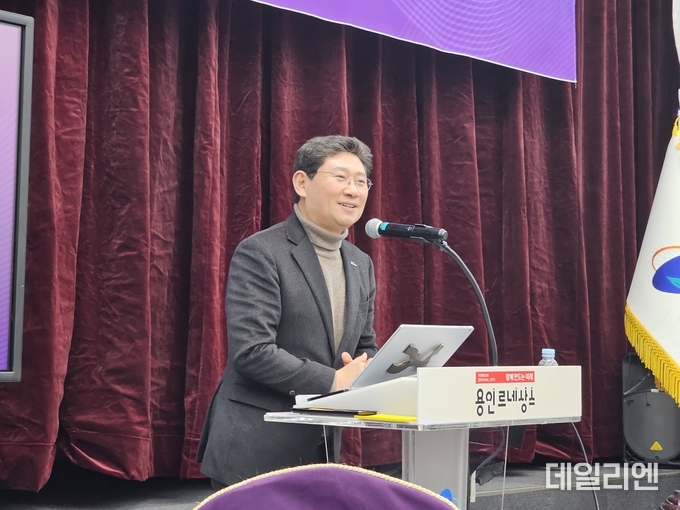 이상일 용인시장이 6일 오후 용인시청 컨벤션홀에서 기자회견을 통해 ‘용인FC’ 창단을 공식 선언하고 있다.