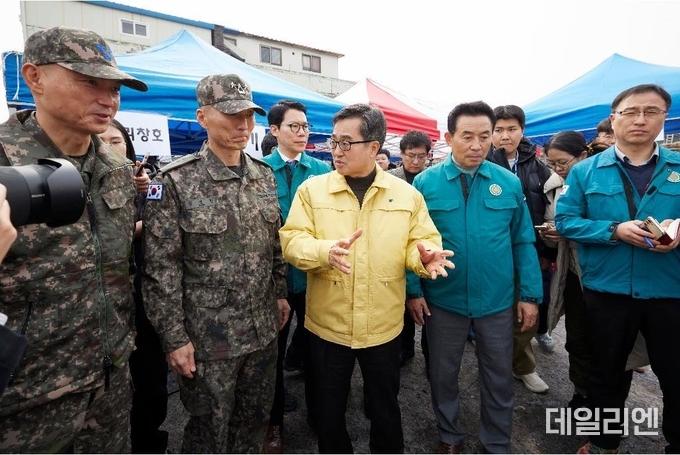 김동연 경기도지사가 7일 오후 포천시 이동면 노곡리 낭유대교 인근의 폭탄 오발사고 현장점검을 하고 있다. 김 지사는 이날 브리핑을 통해 특별재난지역 선포를 촉구했다.