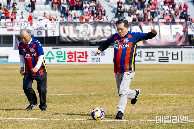 이재준 수원시장이 시축하고 있다.