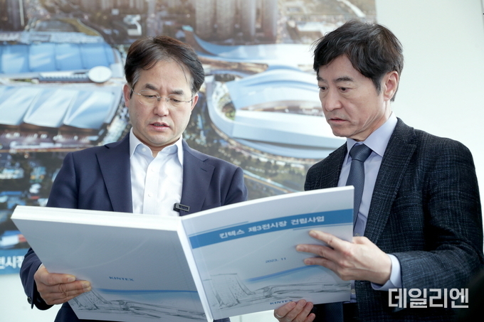 킨텍스 제3전시장 건립사업을 살펴보고 있는 이동환 고양특례시장