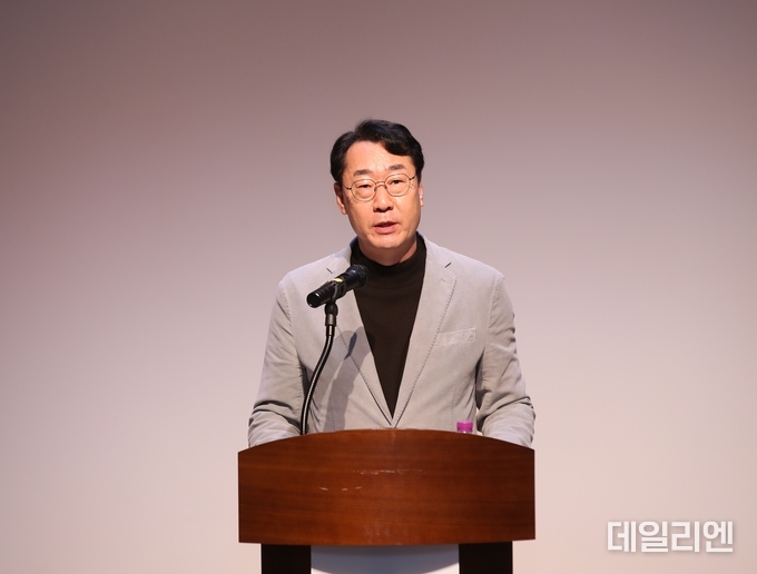  정명근 화성특례시장이 15일 장학관 입사식에 참석해 기념사를 하고 있다.