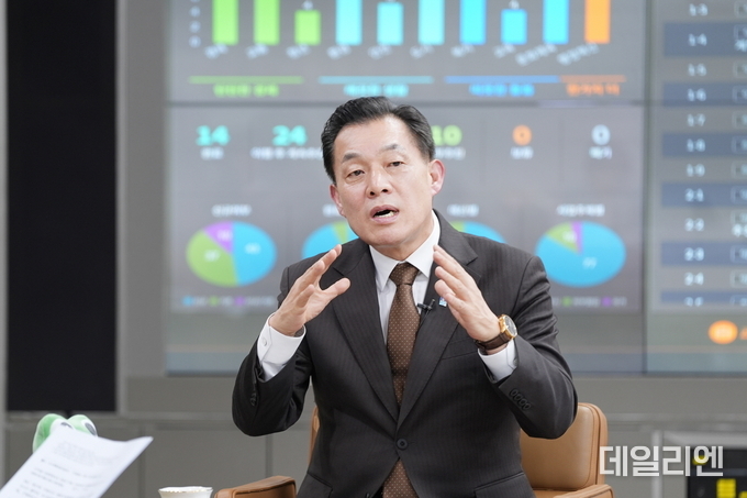 이재준 수원시장이 수원시의 다양한 정보를 시각화한 디지털 대시보드 앞에서 설명을 하고 있다.