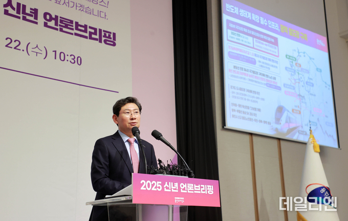 지난 1월 22일 신년 언론브리핑에서 광역 철도망 구축 계획을 설명하고 있는 이상일 용인특례시장