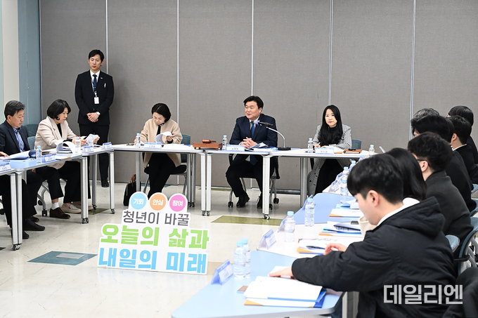 2025년 시흥시 청년정책위원회 회의에서 임병택 시흥시장이 청년들과 함께 청년정책 기본계획 수립 방향에 대해 논의하고 있다. 이번 회의는 청년의 참여와 의견 반영을 중심으로, 정책 실효성과 지속 가능성을 높이기 위한 자리로 마련됐다. 중앙에는 ‘청년이 바꿀 오늘의 삶과 내일의 미래’라는 정책 비전이 강조된 안내문이 배치되어 있다.