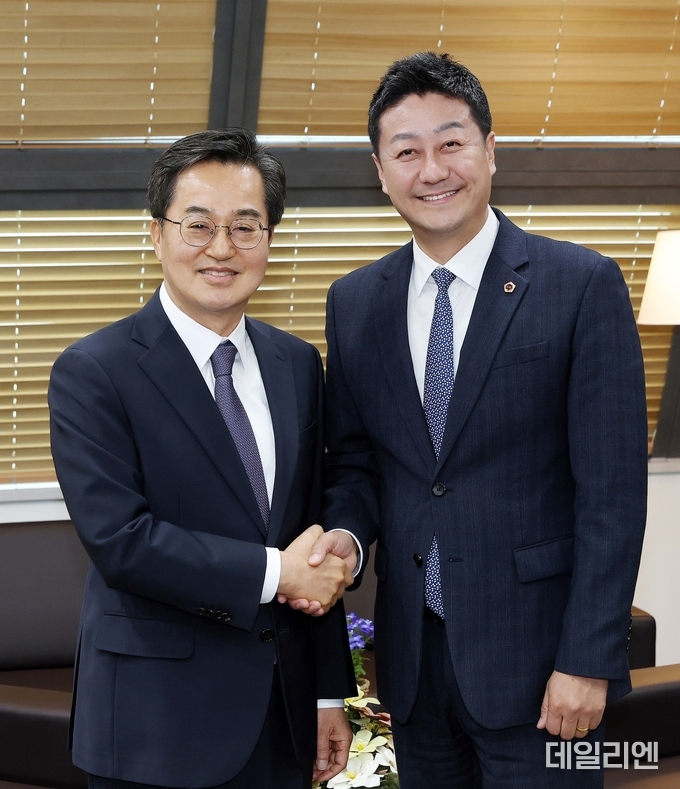 김동연 경기도지사(왼쪽)와 김진경 경기도의회 의장이 30일 도의회 의장실에서 만나 민생 추경 예산안 및 협치 방안에 대해 논의한 뒤 악수하며 기념촬영을 하고 있다.