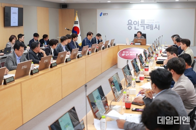 이상일 용인특례시장이 30일 시민프로축구단 창단준비위원회 회의를 주재하고 있다.