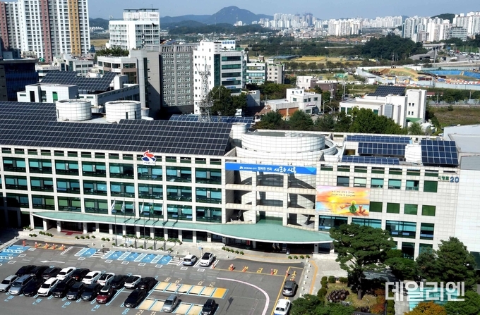 시흥시청 옥상에 설치한 시흥시민햇빛발전소