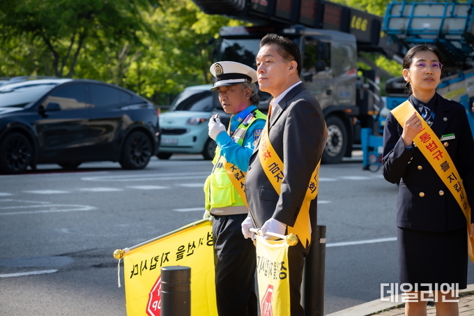 이재준 수원시장인 지난해 5월 10일 호매실동행정복지센터 앞 사거리에서 진행된 어린이 보행안전 캠페인에 참여하고 있다.