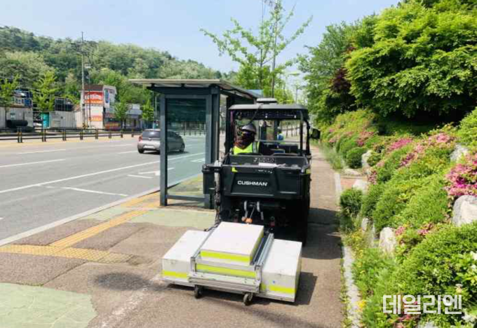 보도 구간을 탐사 하고 있는 전동 카트형 지표투과레이더(GPR).