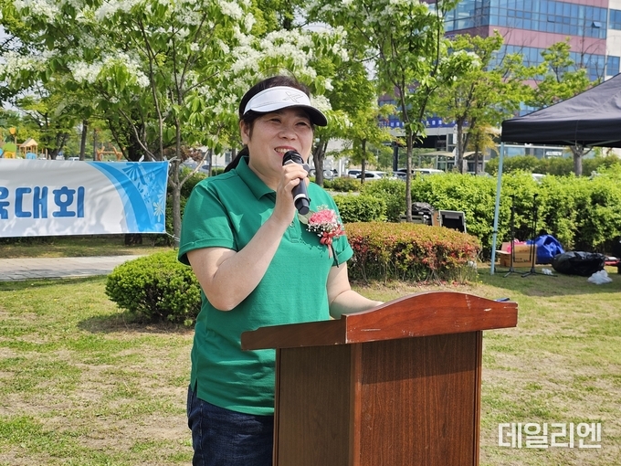 김수민 수원시 여성리더회 총회장이 5월 13일 마중공원 잔디광장에서 열린 ‘장다리천 환경정화 봉사활동 및 체육대회’ 개회식에서 환영사를 하고 있다.