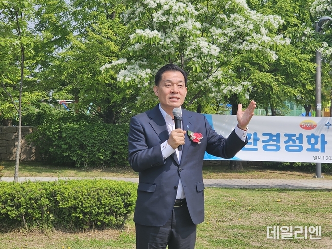 이재준 수원특례시장이 5월 13일 마중공원 잔디광장에서 열린 ‘장다리천 환경정화 봉사활동 및 체육대회’ 개회식에서 축사를 하고 있다.