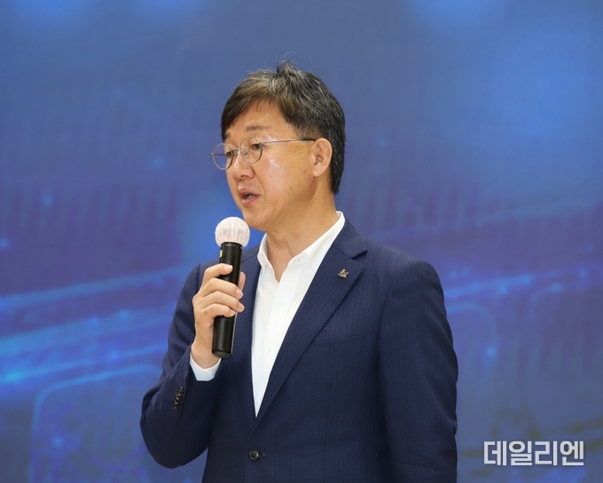 이민근 안산시장이 15일, 신안산선 붕괴 사고와 관련해 광명·안양·화성·시흥 등 경기도 내 경유 5개 지방자치단체장들과 함께 공동 브리핑을 열고 정부 차원의 특별 관리와 조속한 복구 대책 마련을 강력히 촉구하고 있다.<br>
