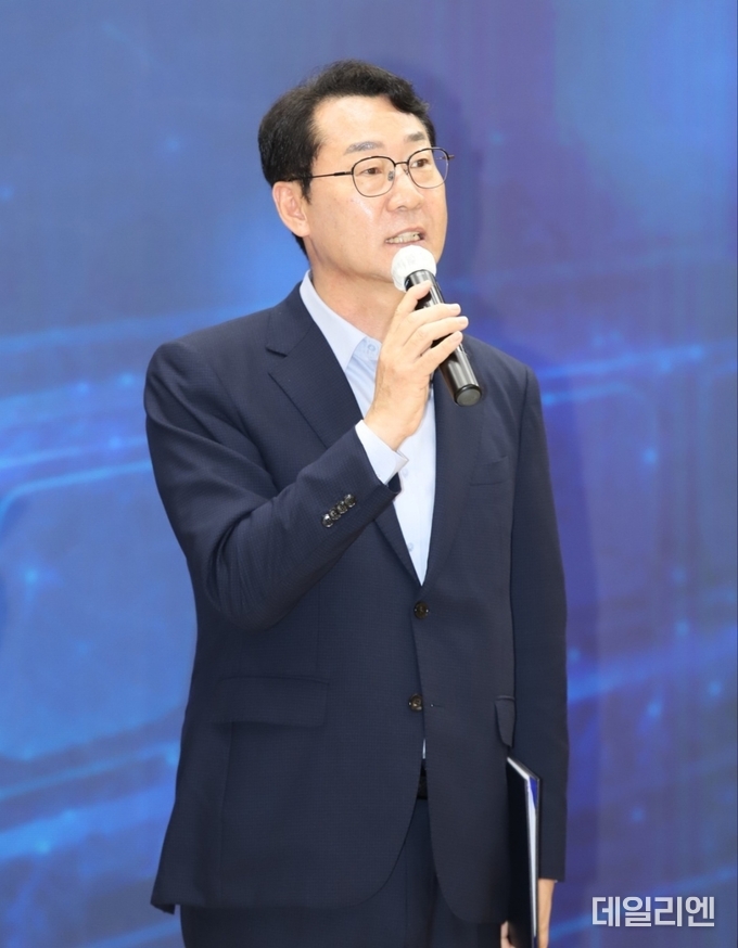 정명근 화성시장이 15일 광명시청에서 열린 신안산선 경유 5개 지방자치단체장 공동 언론 브리핑에서 발언하고 있다. 정 시장은 “이번 붕괴 사고는 수도권 서부 철도망 전체에 영향을 미치는 중대 사안”이라며, 사고 구간의 조속한 복구와 화성 국제테마파크까지의 계획된 개통 이행을 강력히 촉구했다.