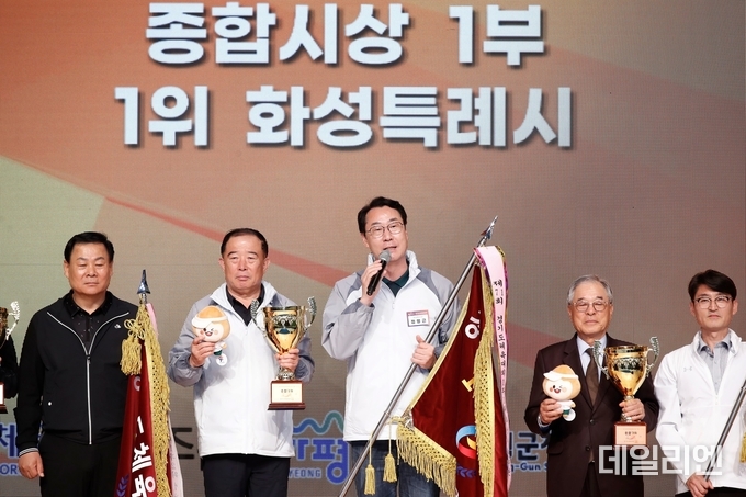 제71회 경기도체육대회 종합시상식에서 1부 종합우승을 차지한 화성특례시 정명근 시장(가운데)이 시상식에서 수상소감을 밝히고 있다. 화성시는 이번 대회에서 총점 3만3390점을 기록하며 사상 첫 3연패를 달성했다.