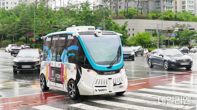 수원시 영통구 광교지구 중심지를 시험 운행 중인 자율주행 차량이 정지 신호에 정차하고 있다.