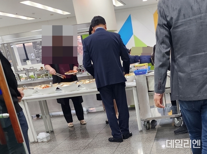 오산시청 구내식당에서 16일 진행된 학교운영위원협의회 이·취임식 참석자 저녁식사 모습. 해당 식사는 시청 회의실 행사 직후 제공됐으며, 이권재 오산시장이 동석했다. 구내식당은 통상적으로 공무원 복리후생 시설로 외부 단체 이용은 제한된다.