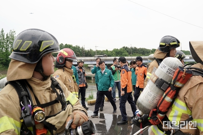 신상진 성남시장이 2025년 재난대응 안전한국훈련 현장에서 전기차 화재 진압 모의훈련 상황을 점검하고 있다.