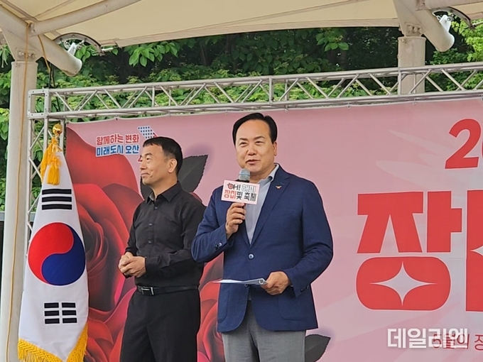 이권재 오산시장이 24일 고인돌공원 특설무대에서 열린 ‘오! 해피 장미 빛 축제’ 개막식에서 환영 인사를 전하고 있다.