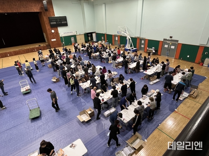 "제21대 대통령선거 투표안내문 발송을 위해 선거사무원들이 구슬땀을 흘리며 분류·봉투 작업에 한창이다.