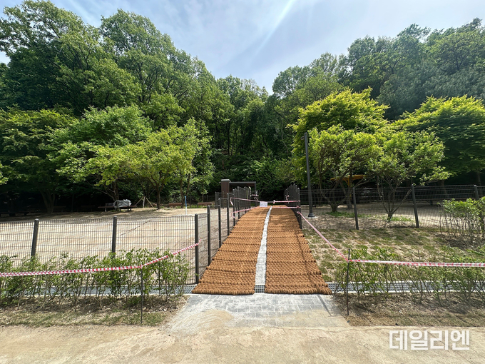 농업기술센터-성남시 낙생대 공원 내 반려견 놀이터.왼쪽 대형견, 오른쪽 중·소형견 전용 공간