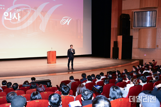 이민근 안산시장이 지난 2월 안산문화예술의전당에서 열린 ‘힐스테이트 시화호 라군인테라스 1차’ 제4회 입주예정자 총회에 참석해 용도변경과 관련한 행정 절차와 시의 대응 계획을 설명하고 있다.