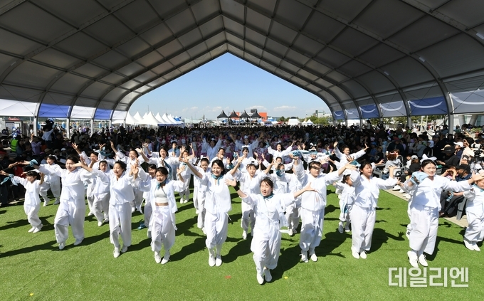 2024년 제14회 뱃놀이축제 바람의 사신단 댄스 퍼레이드 모습
