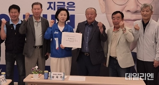 27일 오전 송옥주 더불어민주당 국회의원(화성갑, 가운데)이 지역사무소에서 수원전투비행장 화성이전 반대 범시민대책위원회로부터 공약 철회를 촉구하는 정책 제안서를 전달받고 관계자들과 함께 기념촬영을 하고 있다.