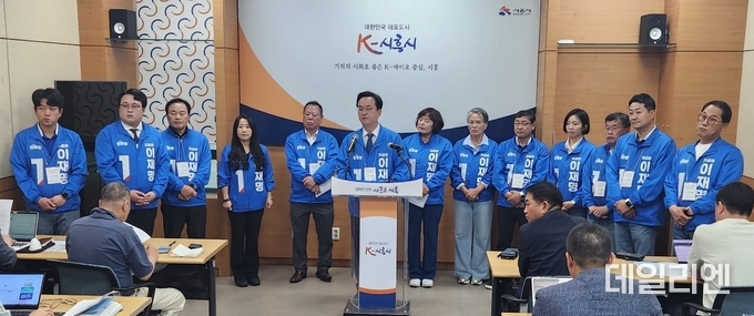 시흥시청 브리핑룸에서 27일 시흥지역 더불어민주당 소속 시·도의원들이 거북섬 공실 논란과 관련해 국민의힘과 이준석 후보를 규탄하는 기자회견을 열고 입장을 밝히고 있다. 
