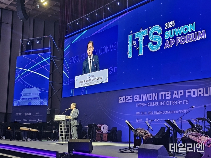 이재준 수원특례시장이 28일 수원컨벤션센터에서 열린 '2025 ITS 아시아태평양 총회' 개회식에서 환영사를 통해 수원의 ITS 역사와 초연결 도시로서의 비전을 소개하고 있다.