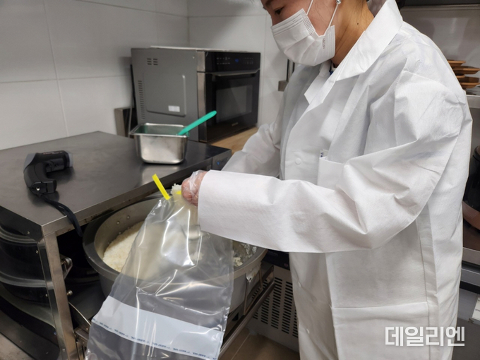 화성특례시 관계자가 제15회 뱃놀이축제를 앞두고 행사장 음식점의 조리식품의 식중독 위험요인을 점검하고 있다.